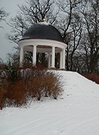 Jugendtempel im Winter mit Blick zur Schleifmühle